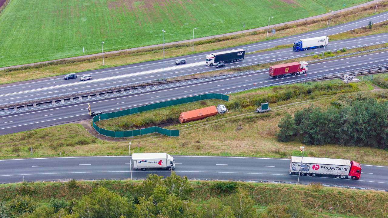 Vrachtwagen raakt van de weg bij knooppunt Galder