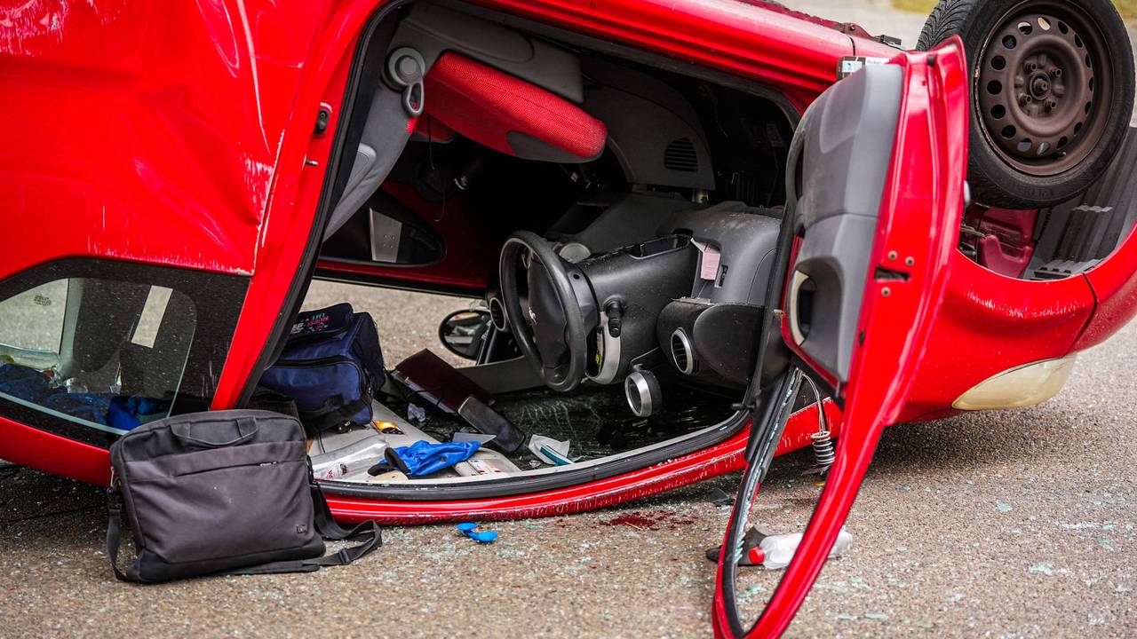 Auto over de kop bij botsing op kruising in Eindhoven (foto: Persbureau Heitink).