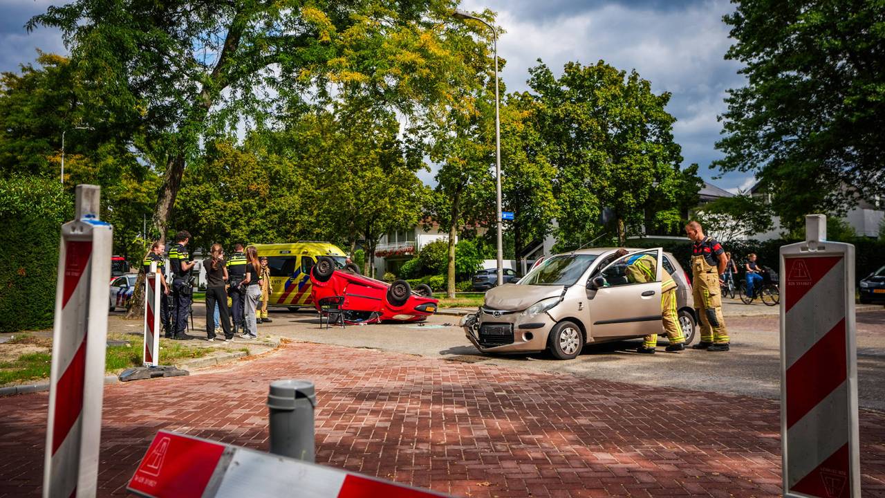 Auto over de kop bij botsing op kruising in Eindhoven (foto: Persbureau Heitink).