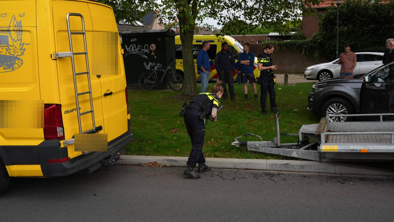 Busje botst met auto in Kaatsheuvel (foto: Erik Haverhals/Persbureau Heitink).