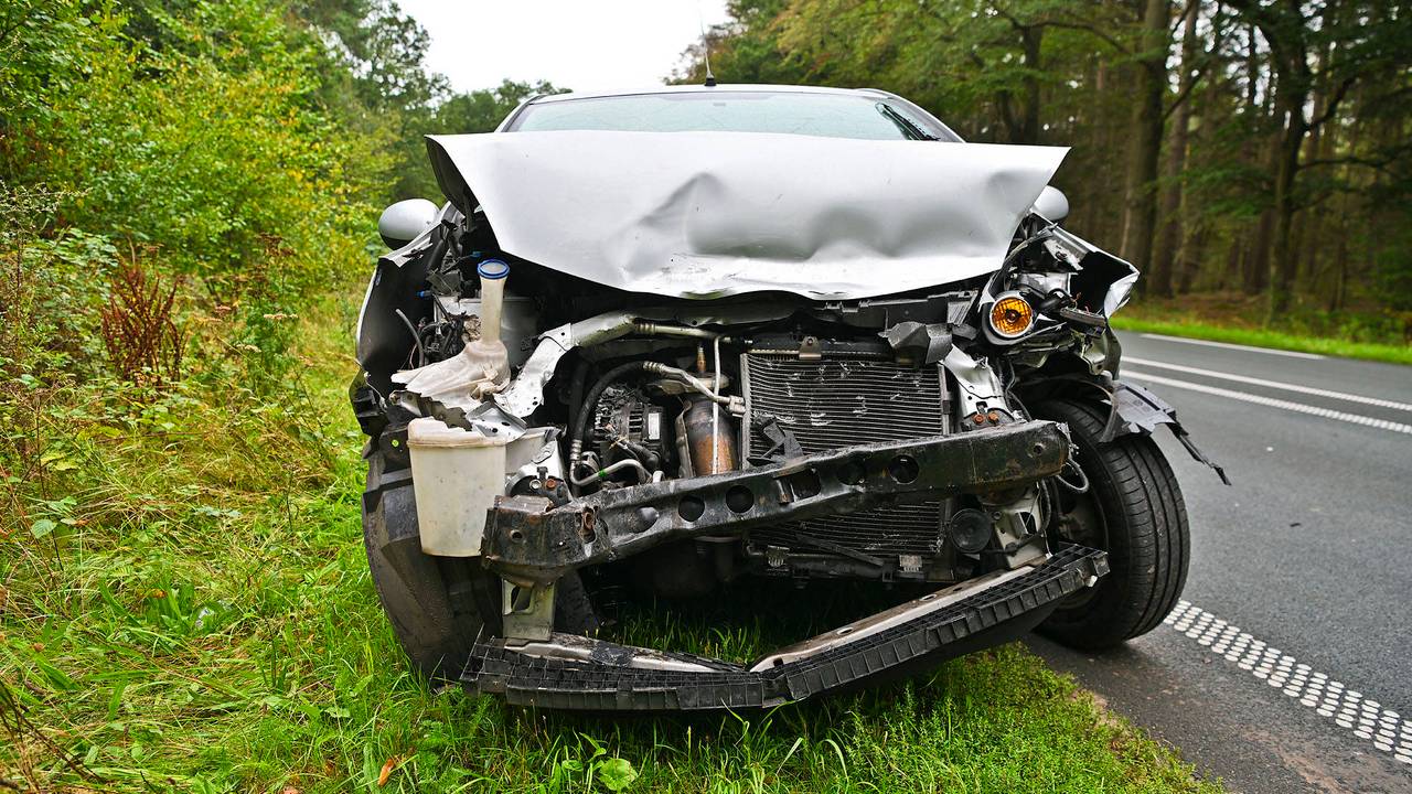 Kind nagekeken na ongeluk met drie auto's op N69 bij Valkenswaard (foto: Rico Vogels / Persbureau Heitink).