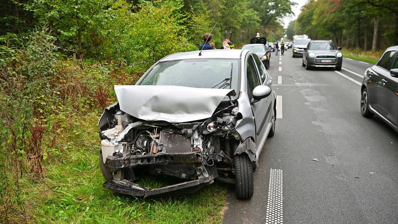Kind nagekeken na ongeluk met drie auto's op N69 bij Valkenswaard (foto: Rico Vogels / Persbureau Heitink).