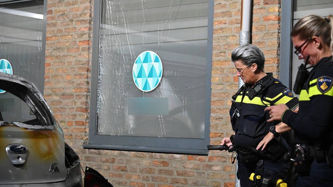 De ruiten van de tandartspraktijk bezweken door de hitte van het vuur. (Foto: Perry Roovers / Persbureau Heitink.)