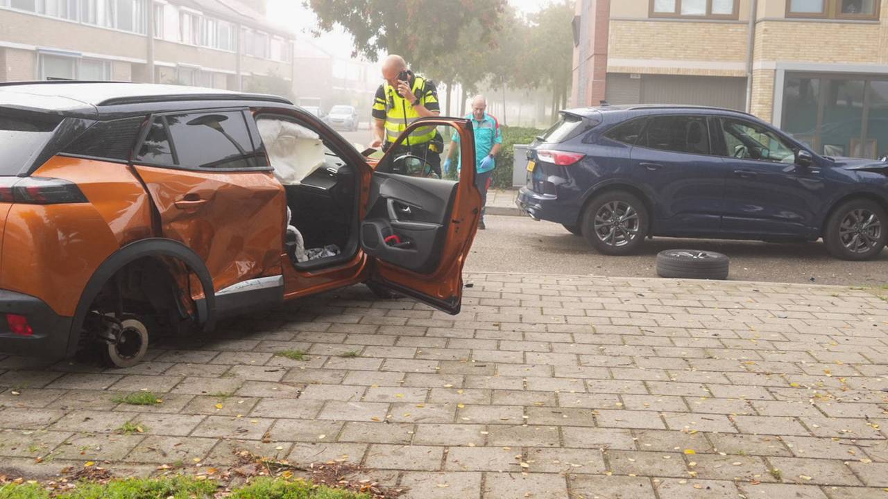 Auto verliest wiel bij aanrijding met andere auto in Helmond