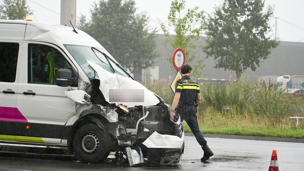Bestelbus botst achterop vrachtwagen in Tilburg (foto: Jeroen Stuve/Persbureau Heitink).