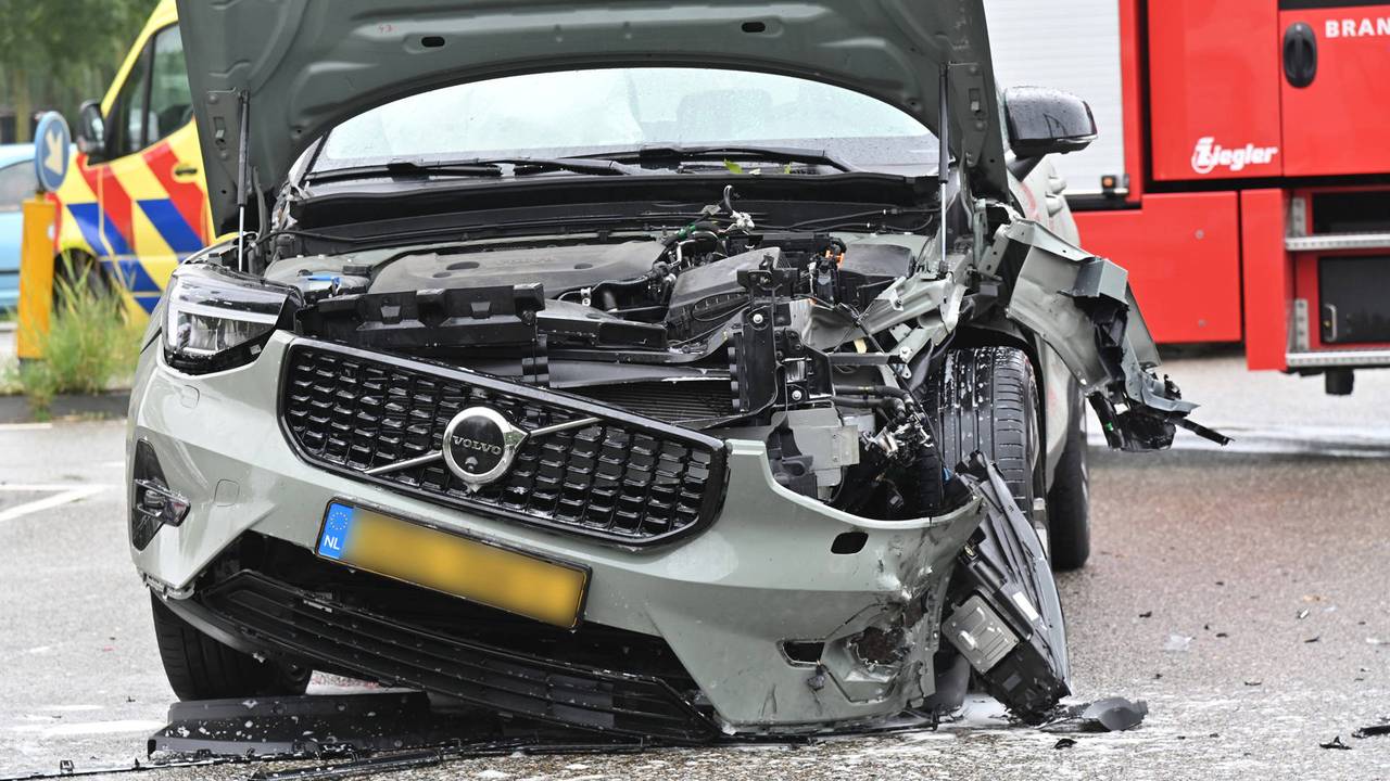 De auto raakte flink beschadigd (foto: Perry Roovers / Persbureau Heitink).