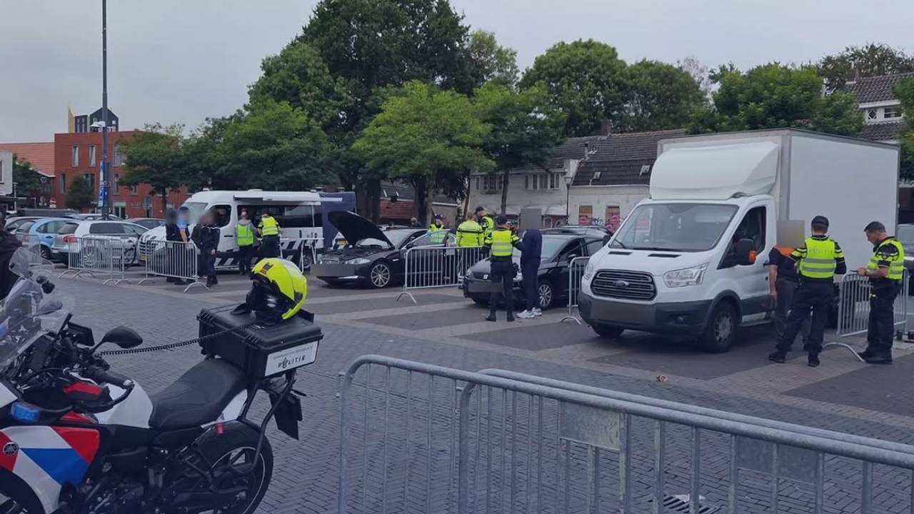 De verkeerscontrole leverde een hoop boetes op (foto: Instagram politie Eindhoven).