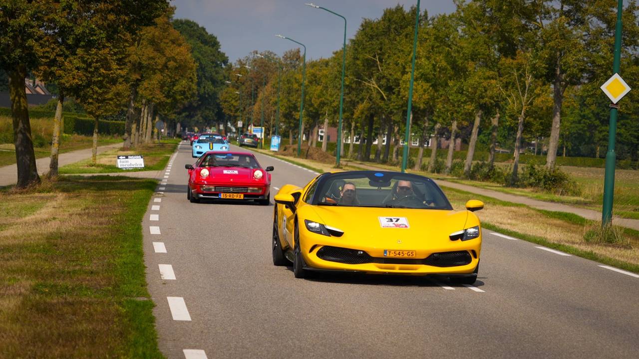 Kinderen met een handicap mochten zaterdag meerijden in Ferrari's in Eindhoven (foto: Harrie Grijseels/SQ Vision).