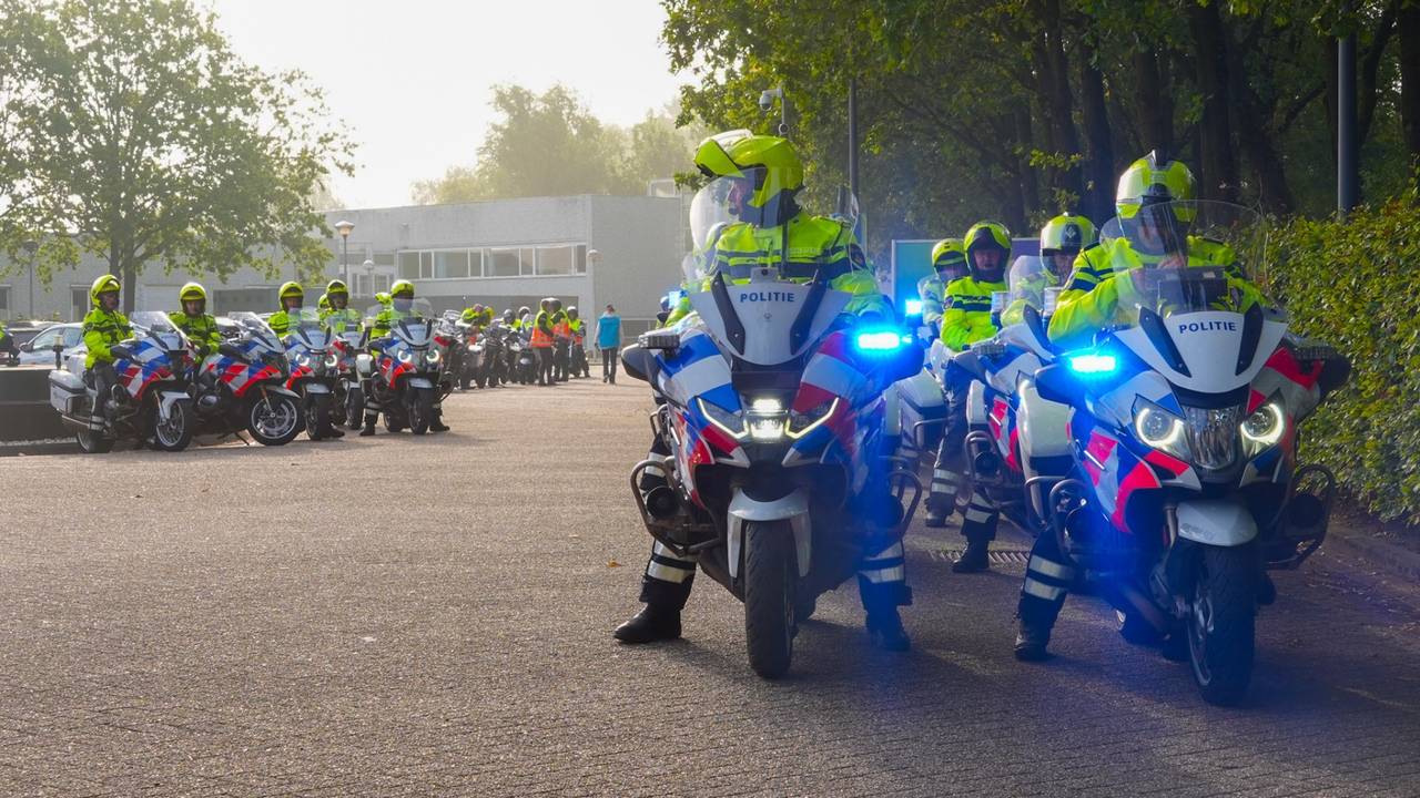 Een groep motoragenten begeleidde de stoet (foto: Harrie Grijseels/SQ Vision).