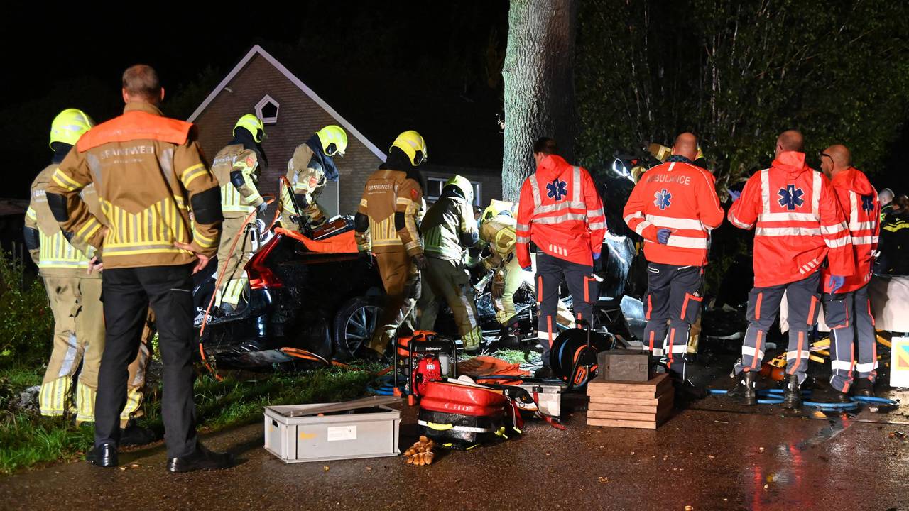 Man en vrouw zwaargewond: auto botst tegen boom in Klein-Zundert