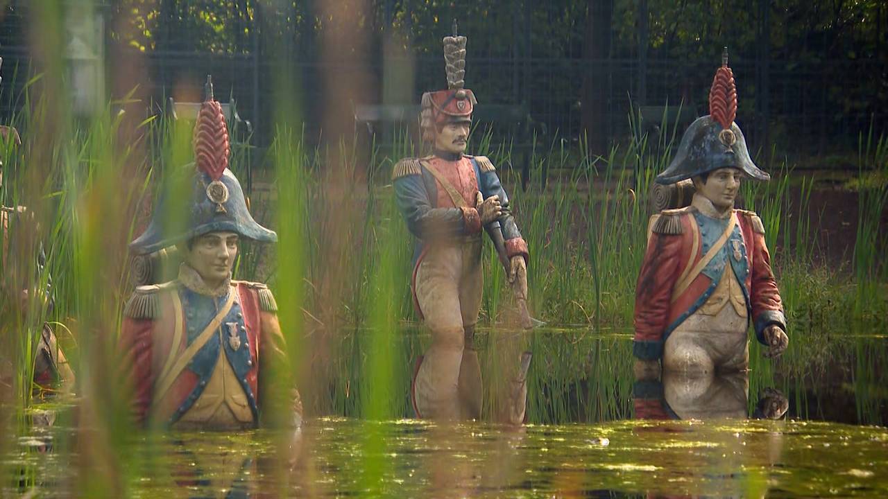 De soldaten in de vijver.