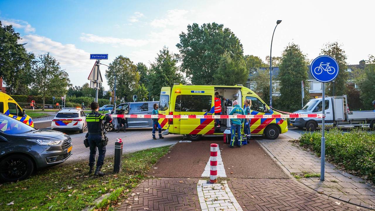 Vrouw overreden door bestelbus na botsing op drukke kruising in Nuenen