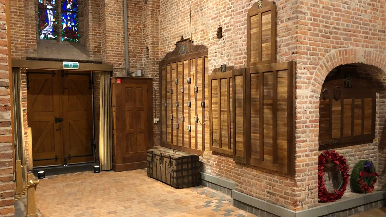Namenpanelen in oude kerk