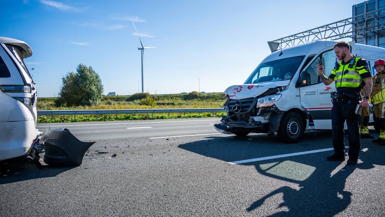 Bestelbus botst achterop auto op A16, weg weer vrij