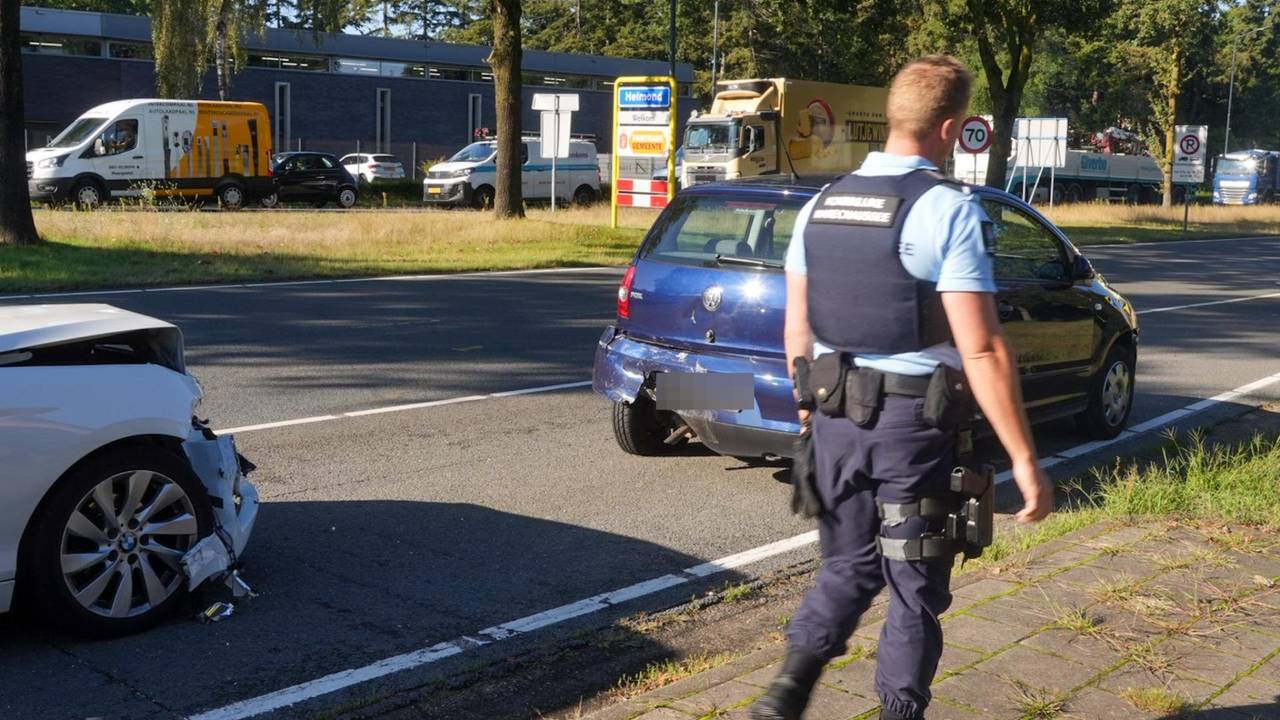 Pantserwagen botst met twee auto's op kruising in Helmond (foto: Harrie Grijseels / Persbureau Heitink).