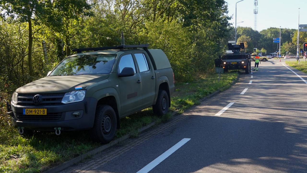Pantserwagen botst met twee auto's op kruising in Helmond (foto: Harrie Grijseels / Persbureau Heitink).