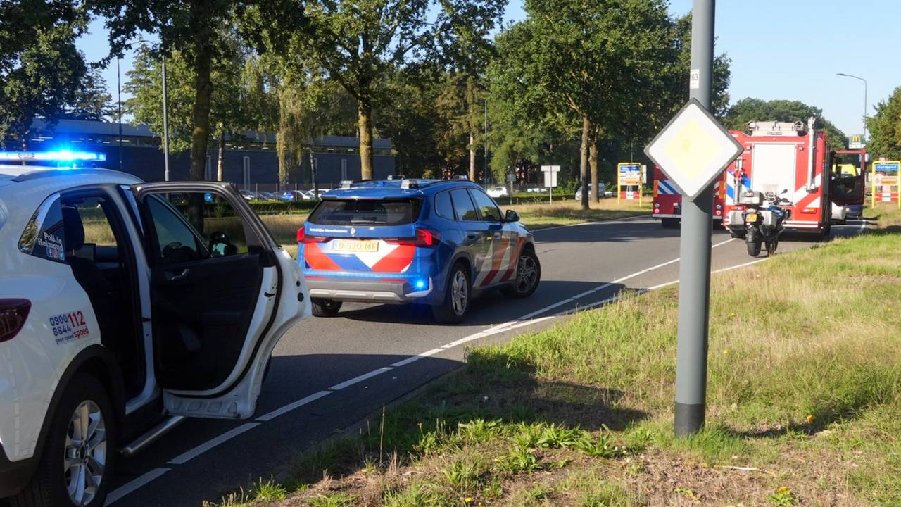 Pantserwagen botst met twee auto's op kruising in Helmond (foto: Harrie Grijseels / Persbureau Heitink).