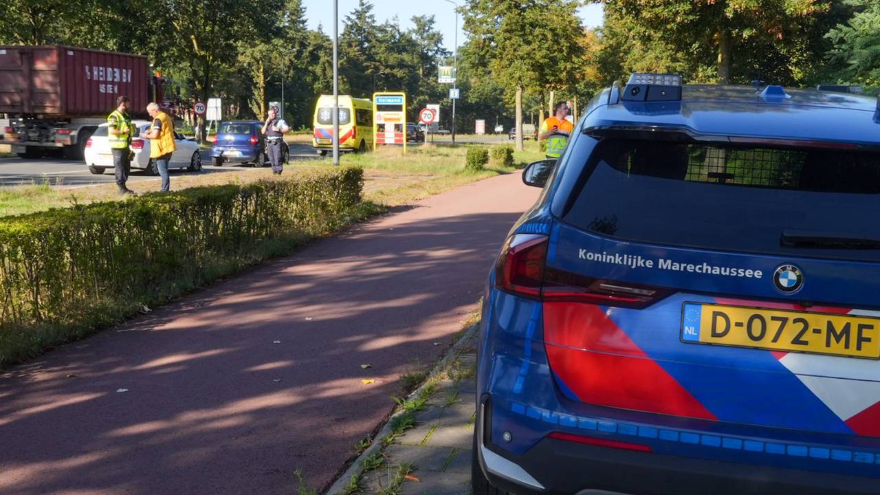 Pantserwagen botst met twee auto's op kruising in Helmond (foto: Harrie Grijseels / Persbureau Heitink).