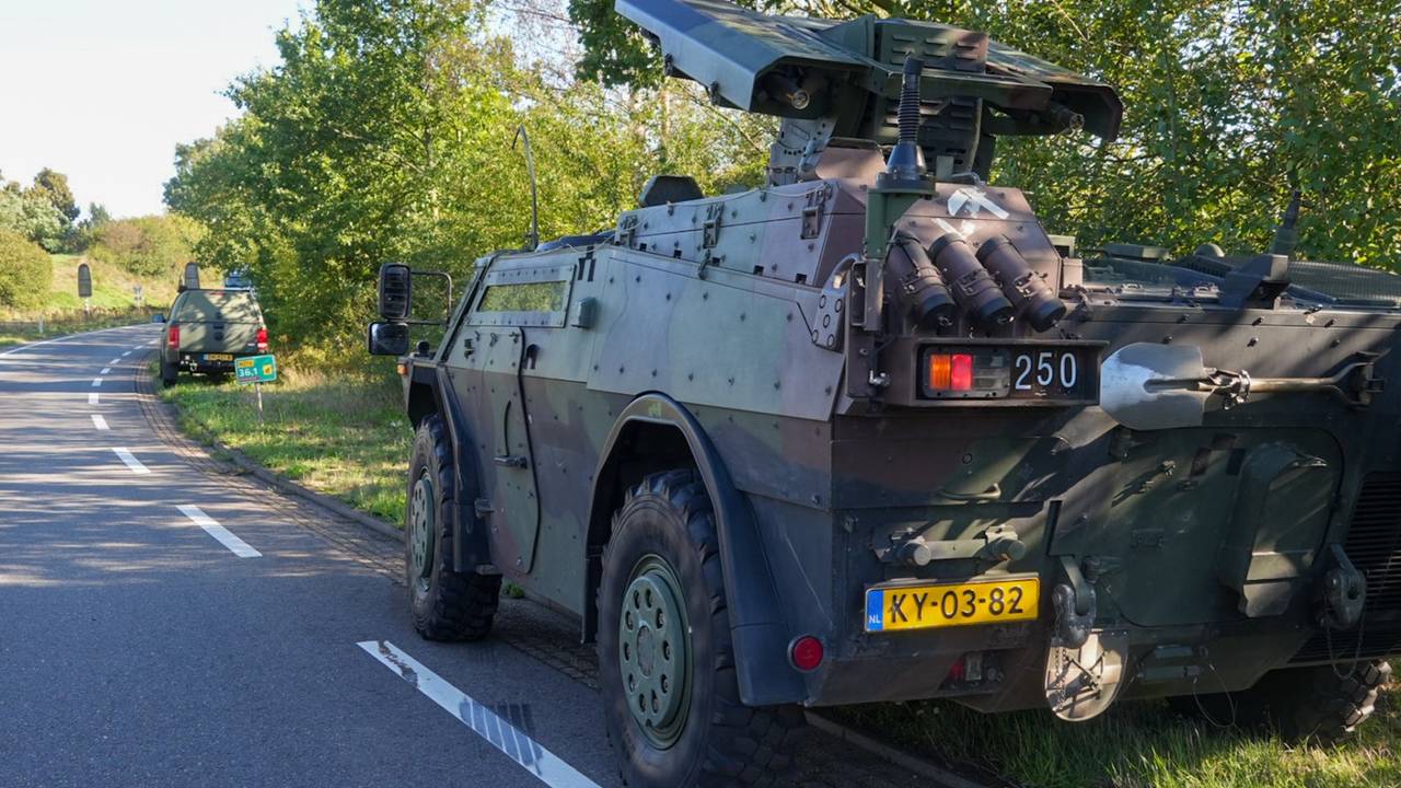 Pantserwagen botst met twee auto's op kruising in Helmond (foto: Harrie Grijseels / Persbureau Heitink).