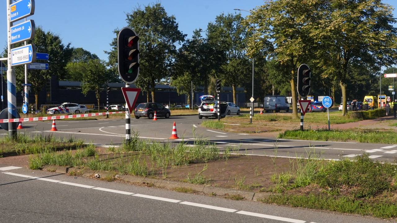 Pantserwagen botst met twee auto's op kruising in Helmond (foto: Harrie Grijseels / Persbureau Heitink).