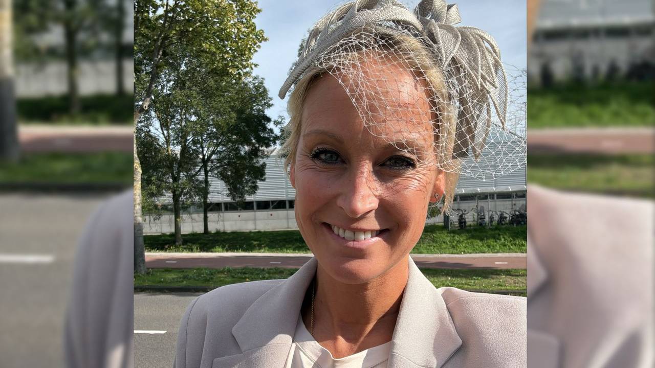 Dominique in haar outfit voor prinsjesdag. (Foto: Privéarchief.)
