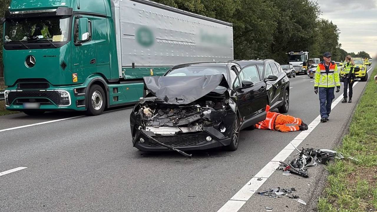 De schade aan de auto's is flink (foto: Rijkswaterstaat).