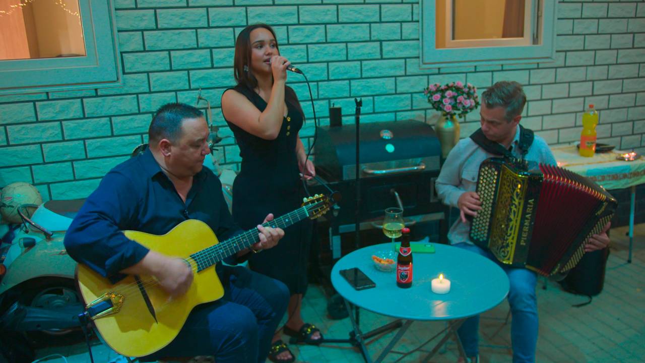 Wereldberoemde gitarist Paulus komt ‘s nachts thuis op het kamp in Gerwen