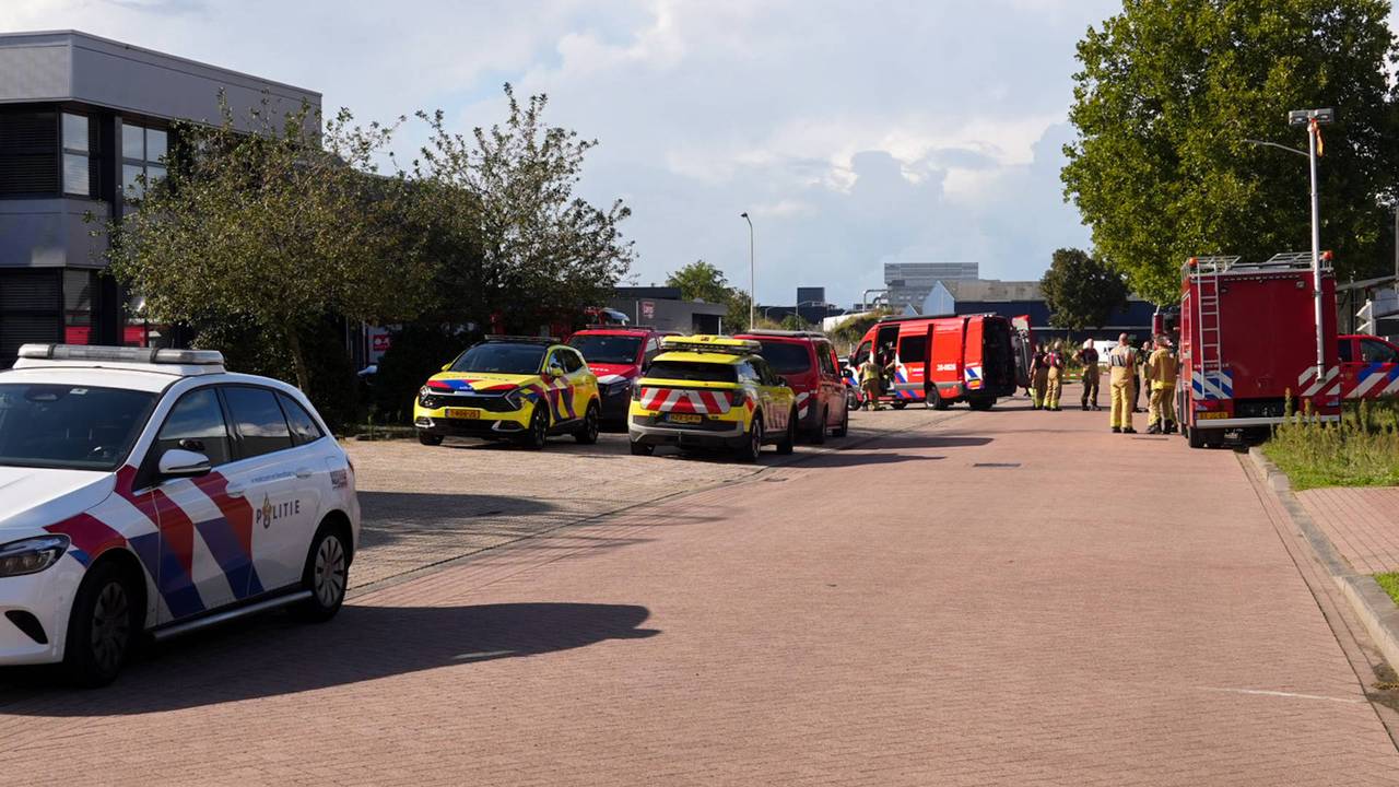 De hulpdiensten zijn met meerdere eenheden naar het bedrijf toegekomen (foto: Persbureau Heitink).