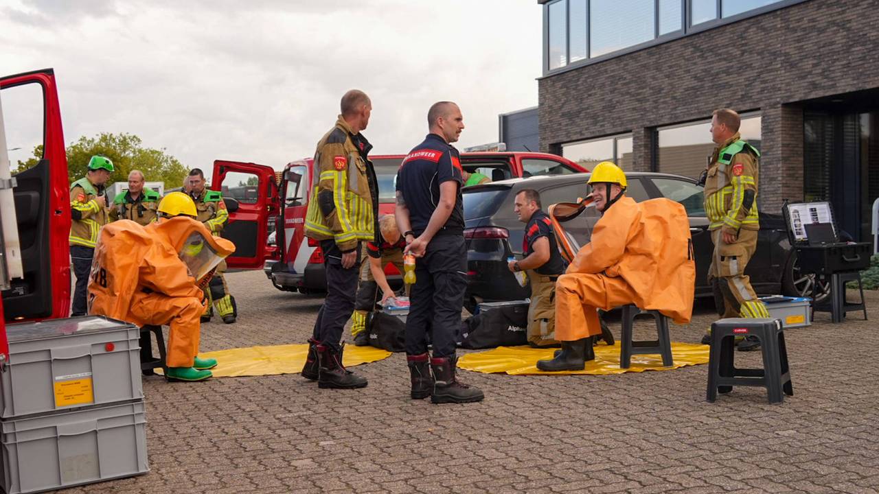 Het gaspakteam maakt zich klaar om naar binnen te gaan (foto: Harrie Grijseels/Persbureau Heitink).