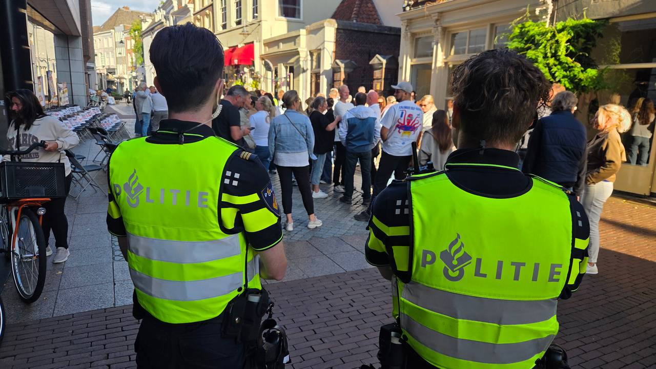 Politie buiten het stadhuis in Den Bosch (foto: Noël van Hooft).