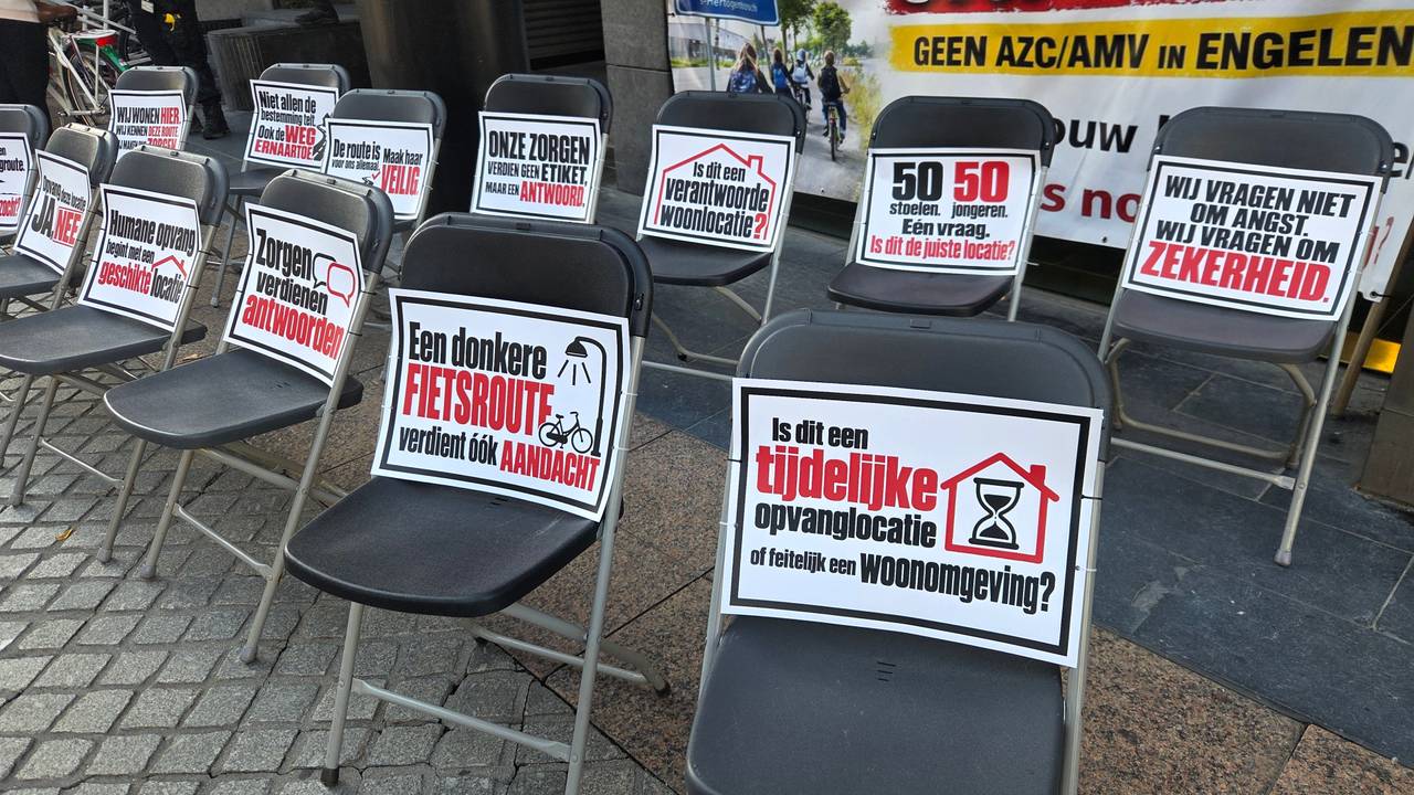 Protest bij raadsvergadering over opvang Engelen (foto: Noël van Hooft).