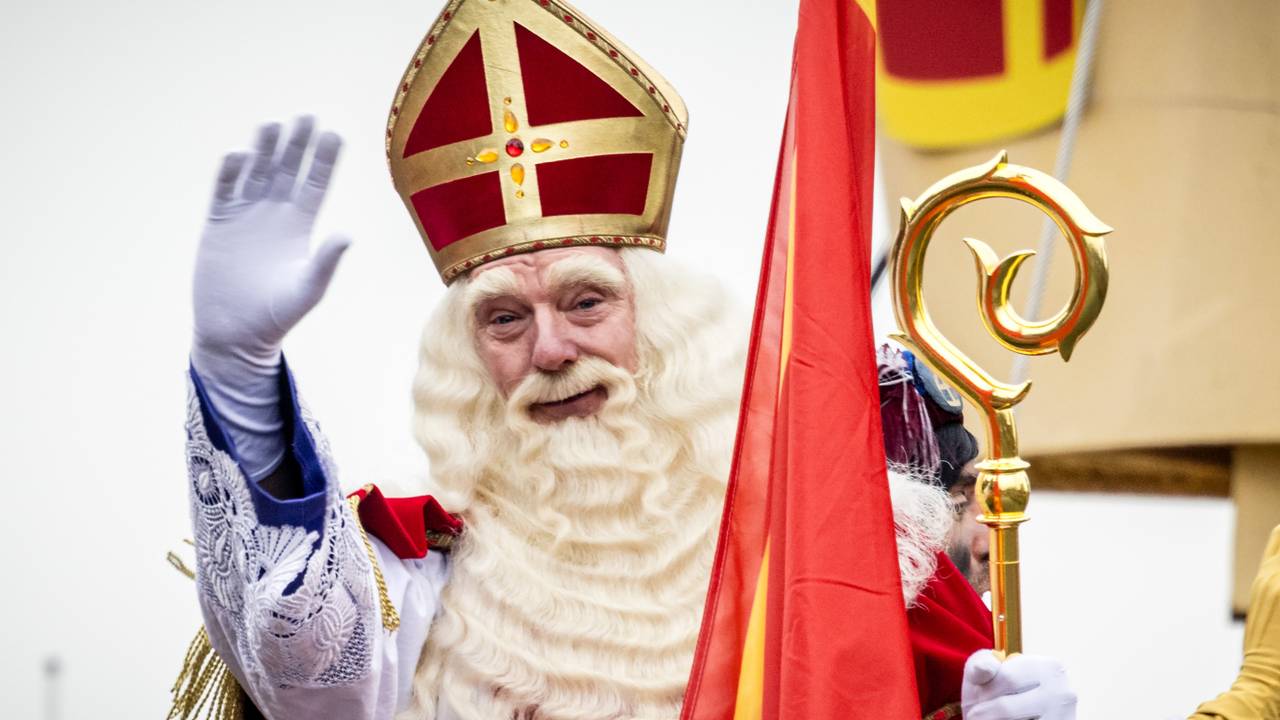 Hallootjes, dag hoor: Stefan de Walle achter de baard van Sinterklaas bij de landelijke intocht in 2024 (foto: Rob Engelaar/ANP).