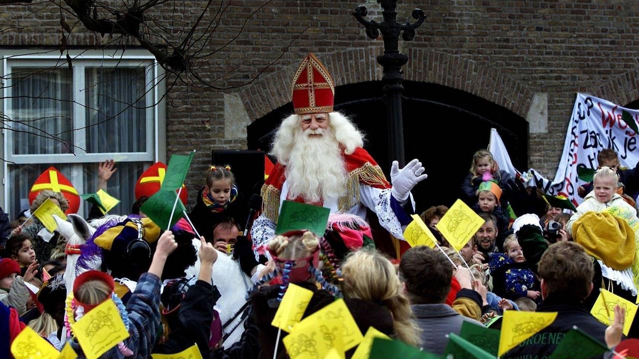 'De echte' Bram van der Vlugt met een verregende baard in 2000 in Woudrichem, de laatste landelijke intocht in Brabant (foto: Robert Vos/ANP).