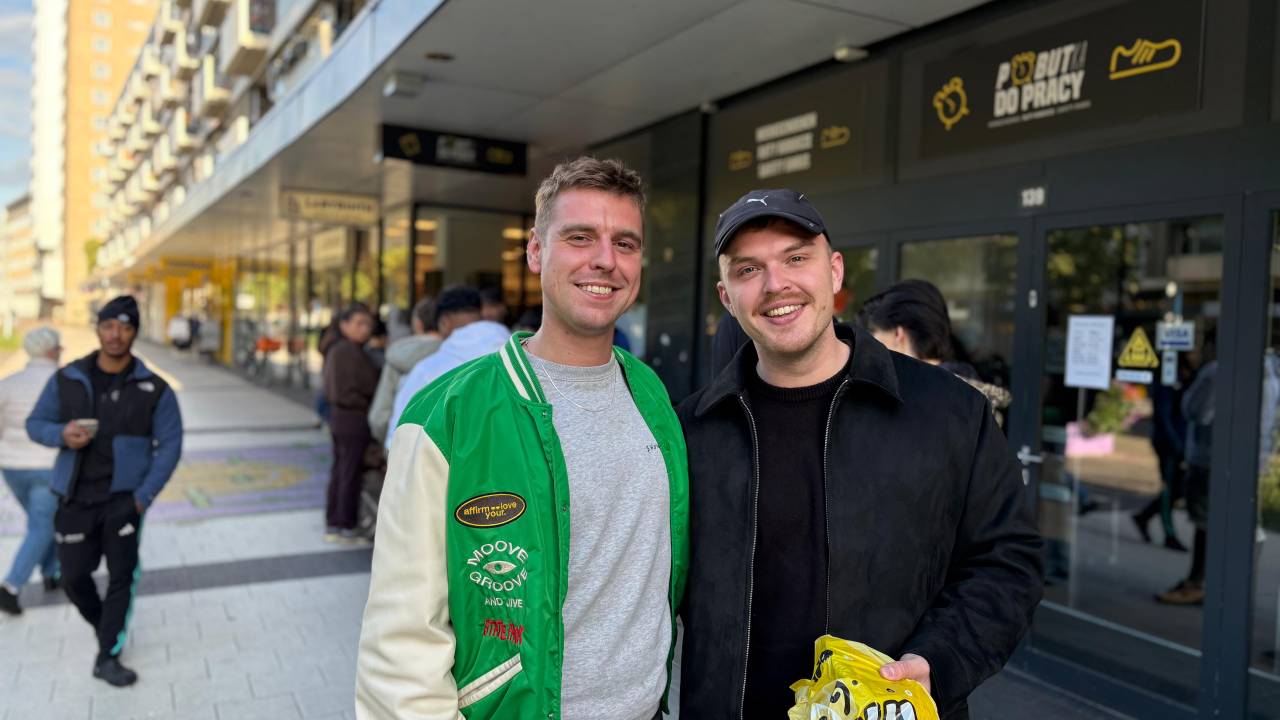 Uren in de rij voor speciale Pokémonkaarten, maar de post laat het afweten