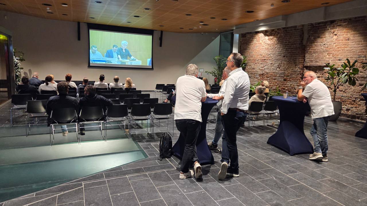 De meekijkzaal is erg leeg (foto: Omroep Brabant).