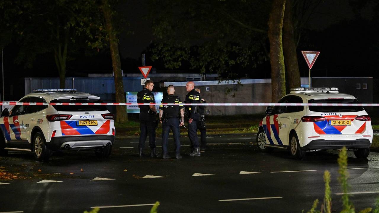 Schoten gelost voor ingang van sportpark Tilburg-Noord (foto: Toby de Kort / Persbureau Heitink). 