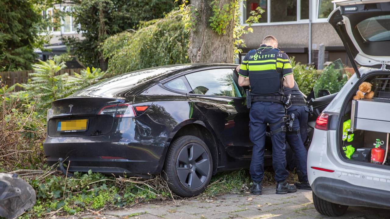 Auto crasht na gevaarlijke achtervolging, gezin bijna aangereden