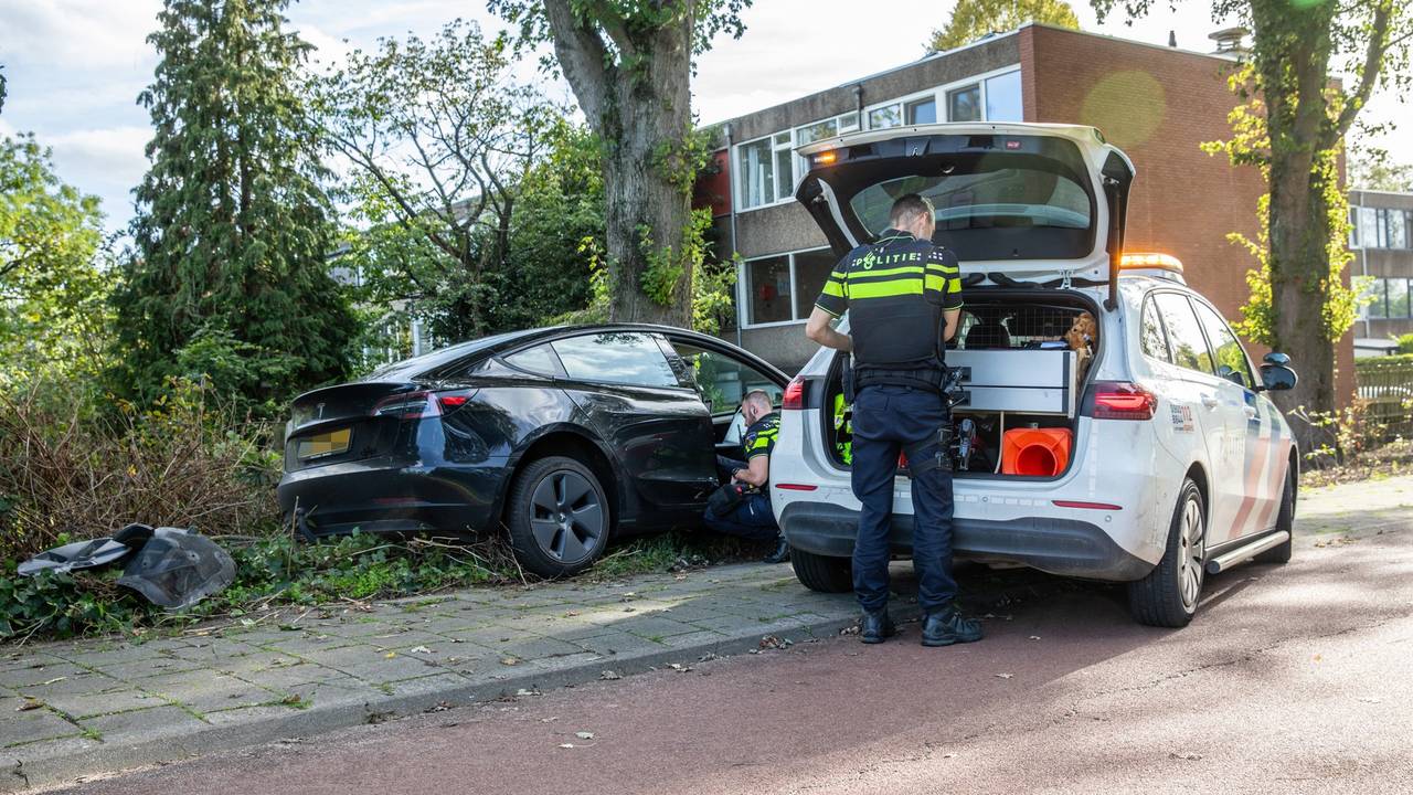 De auto raakte een stoplicht en botste bijna op een gezin. (Foto: Christian Traets / Persbureau Heitink.)