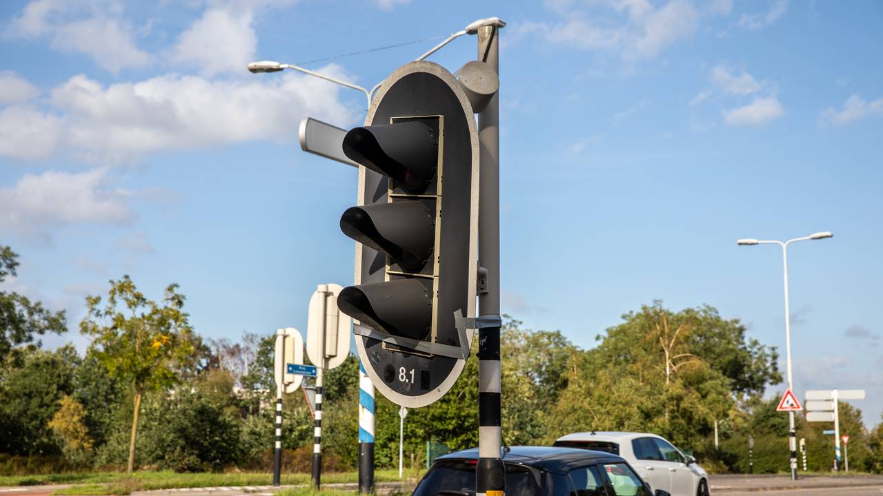 Het gesneuvelde stoplicht kon na het betere plakwerk weer enigszins zijn werk doen. (Foto: Christian Traets / Persbureau Heitink.)