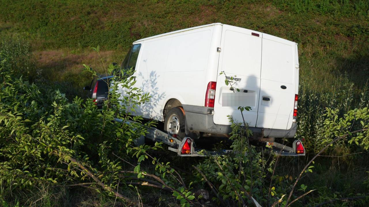 Auto met busje 'achterop' raakt van de weg op N261 bij Tilburg