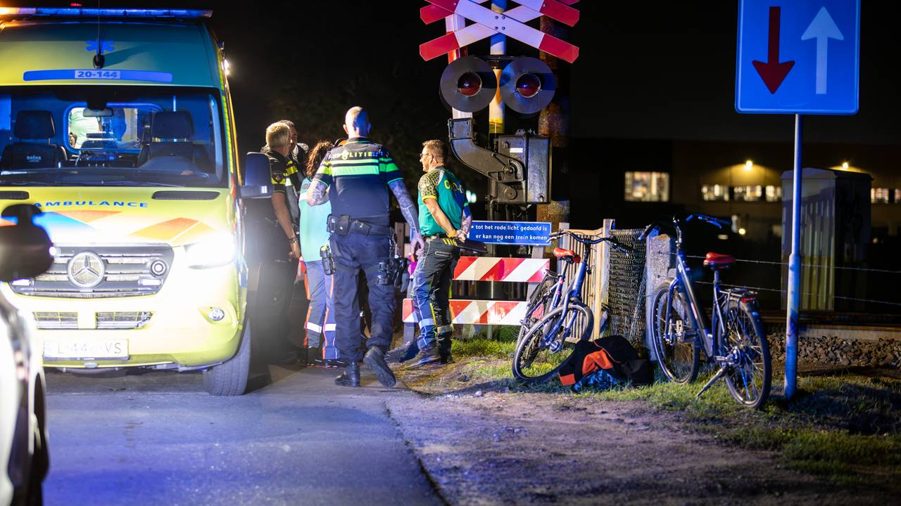 Vanwege de aanrijding lag het treinverkeer bij Oud Gastel enige tijd stil (foto: Christian Traets/Persbureau Heitink).