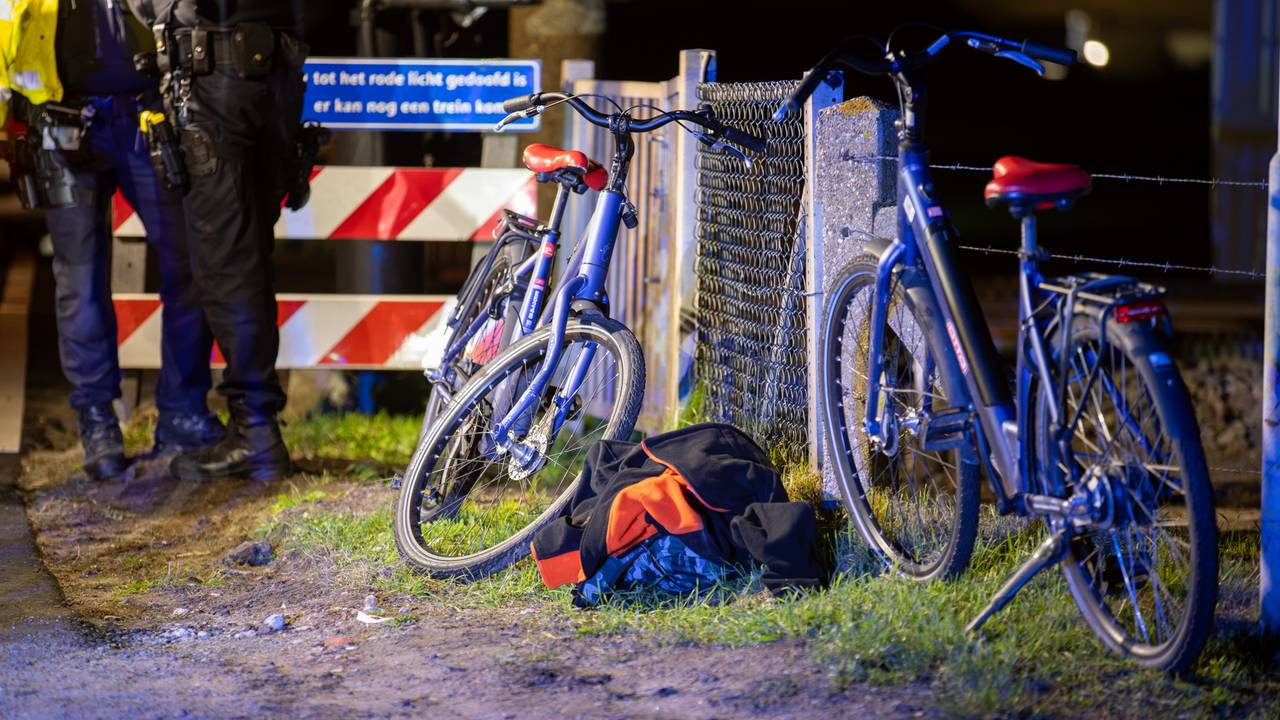 De fietser kwam op de spoorwegovergang in botsing met een trein (foto: Christian Traets/Persbureau Heitink).