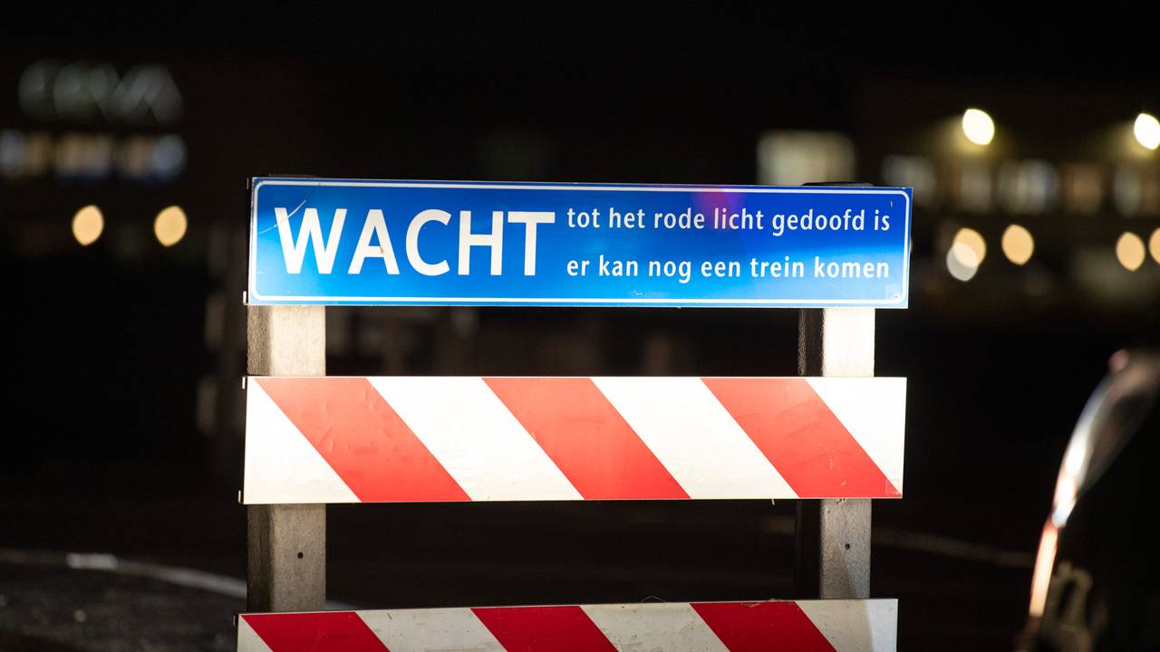 Hoe het mis kon gaan op de spoorwegovergang in Oud Gastel wordt onderzocht (foto: Christian Traets/Persbureau Heitink).