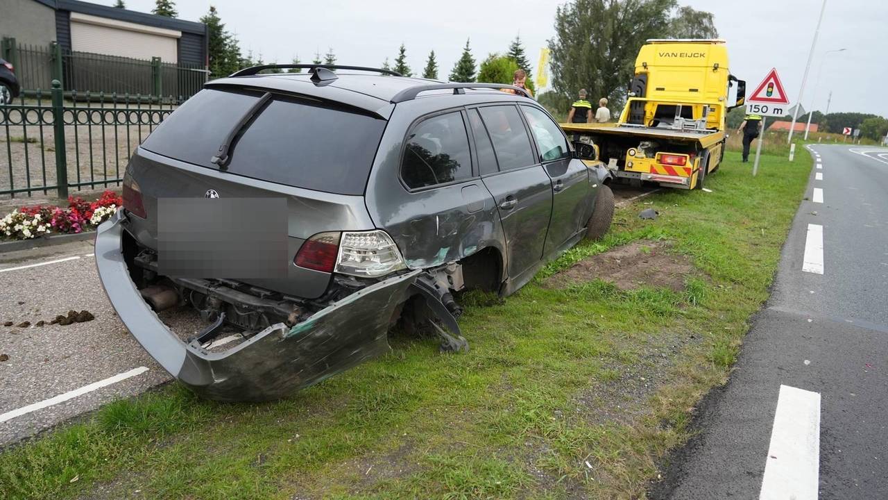 Auto crasht tegen hek Oosteind,  inzittenden vluchten maar komen niet ver
