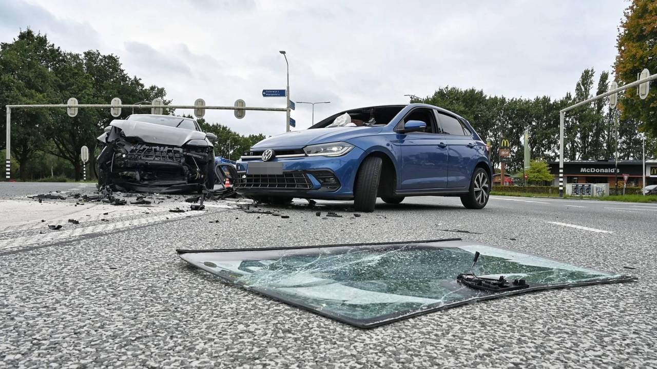 Ravage op N65 nadat automobilist van richting verandert en op auto botst