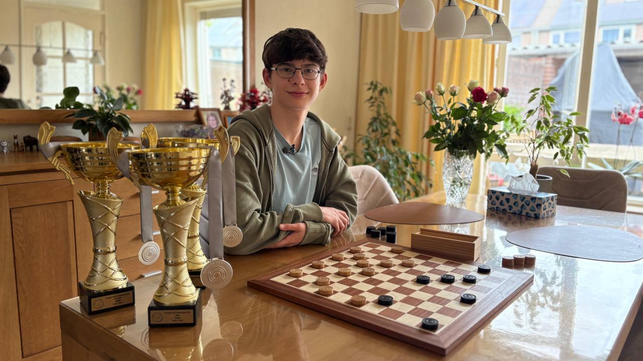 Alex (16) denkt altijd 15 zetten vooruit en mag naar het jeugd-WK dammen