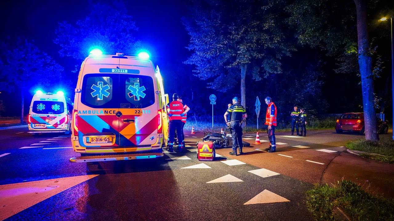 Auto schept scooterrijder in Eindhoven, man zwaargewond naar ziekenhuis