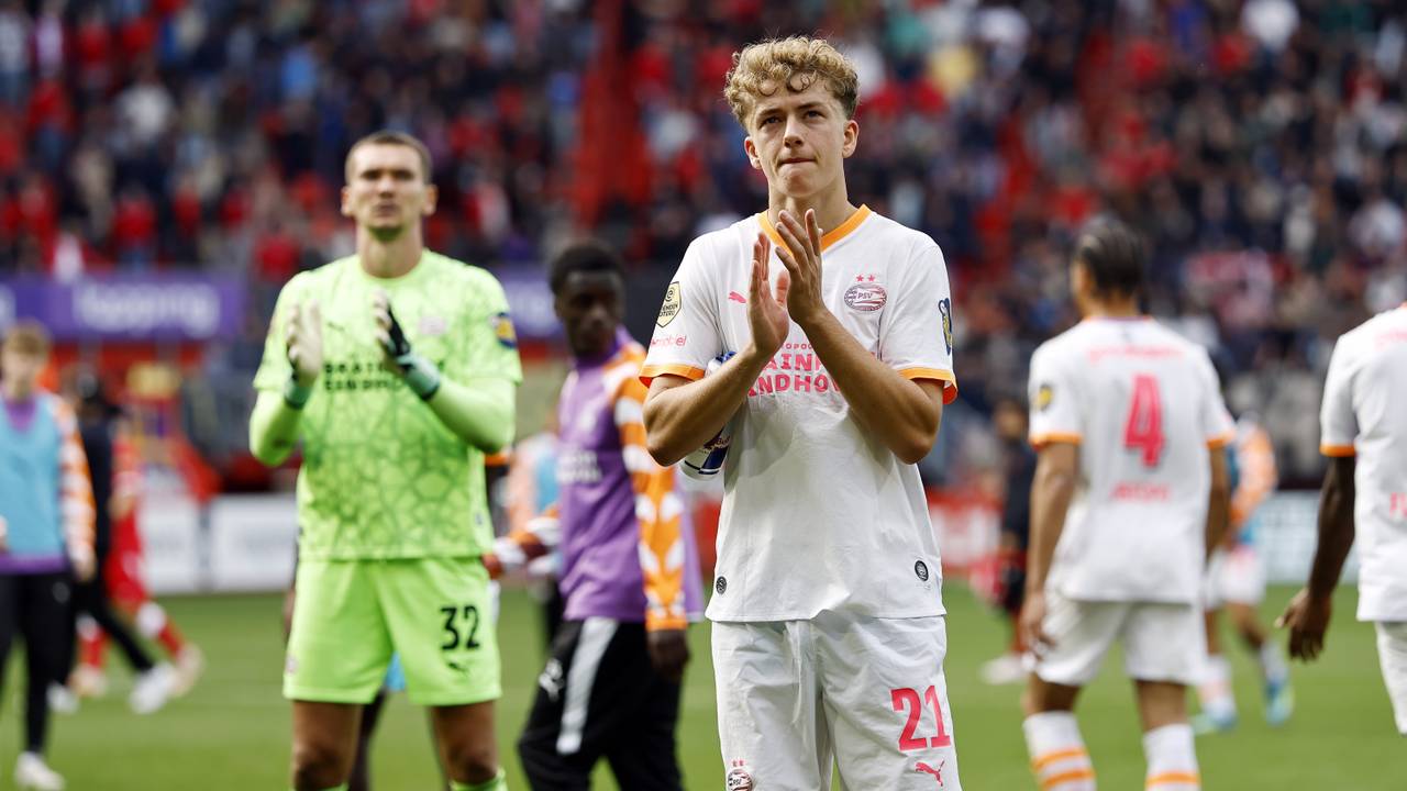 Teleurstelling bij Sven Mijnans na de eerste nederlaag van het seizoen voor PSV (foto: ANP). 