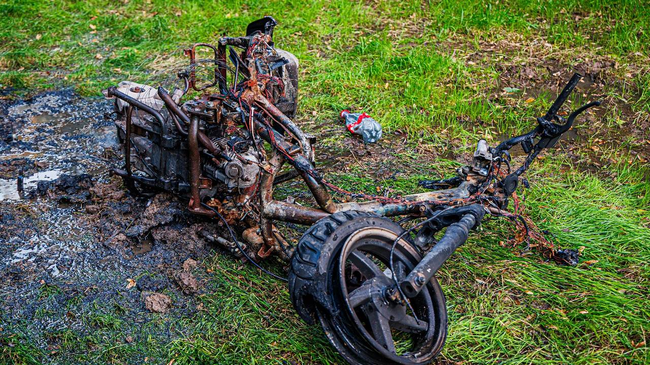 Scooter in brand in parkje Den Bosch (foto: Jordi de Bruijn / SQ Vision).