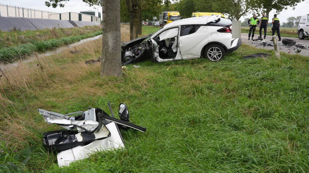 Ouder echtpaar raakt gewond bij frontale botsing in Andel (foto: Erik Haverhals / Persbureau Heitink). 